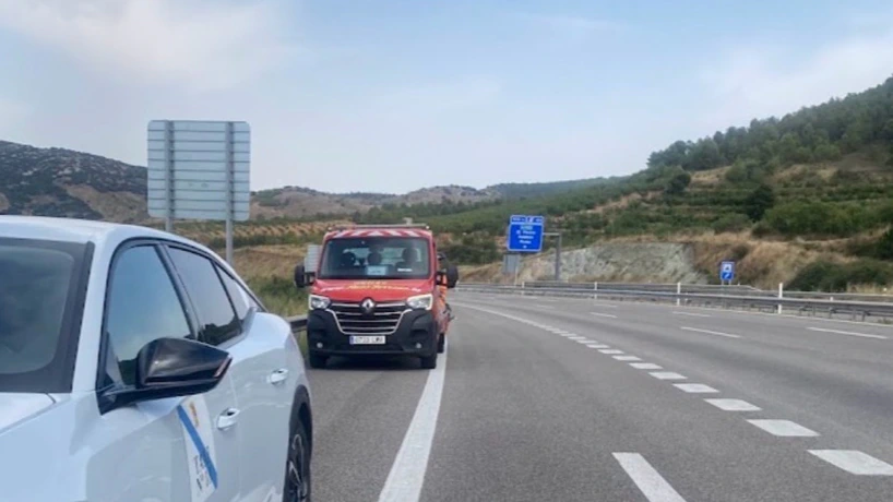 Taxi Ayud recogiendo pasajeros por avería en carretera cerca de Calatayud